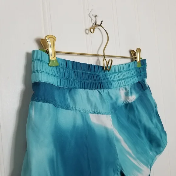 Lululemon Shorts Womens Size 4 Aqua Blue Paradise Surge Waterfall Surf Beach - Picture 6 of 10